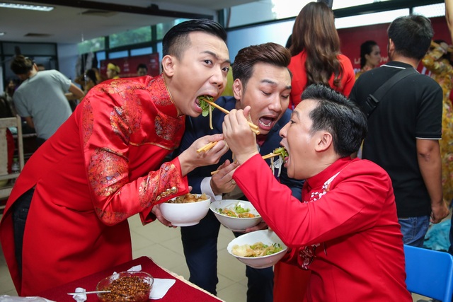Lộ ảnh Nhã Phương chăm Trường Giang “từng li từng tí” trong hậu trường - 4 Phút tinh nghịch của bộ ba Thành Trung - Trấn Thành - Trường Giang. Tối qua, Trấn Thành vào một vai giả gái trong một tiểu phẩm của Trường Gian, còn Thành Trung đảm nhận vai trò dẫn dắt chương trình.