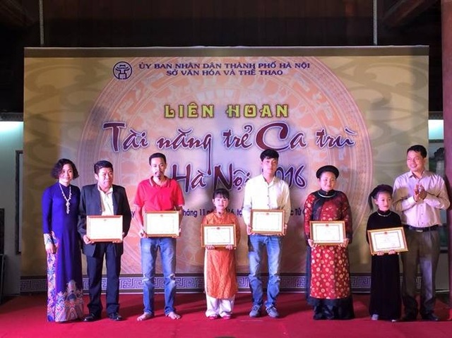 Ca nương 7 tuổi gây bất ngờ tại Liên hoan Ca trù Hà Nội 2016 - 2 Theo ông Đặng Hoành Loan thì điều dễ nhận thấy là Liên hoan năm nay có rất nhiều tài năng trẻ có giọng hát hay. Chỉ cần như vậy cũng cho thấy việc đào tạo ca trù của chúng ta đạt kết quả tốt. Ảnh: KM.