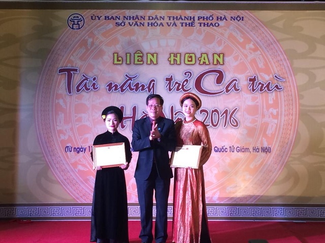 Ca nương 7 tuổi gây bất ngờ tại Liên hoan Ca trù Hà Nội 2016 - 3 Ông Trương Minh Tiến - PGĐ Sở Văn hoá - Thể thao Hà Nội trao bằng khen cho các thí sinh đoạt giải. Ảnh: KM.