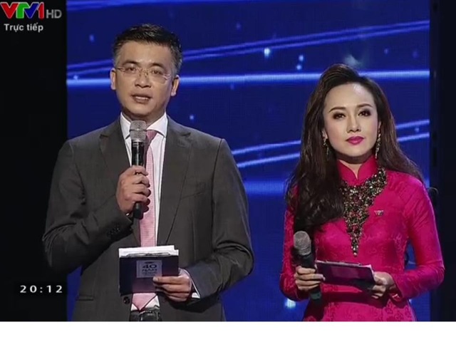 BTV Hoài Anh: “Điều tôi day dứt nhất là không gặp lại được thầy cô cũ” - 1 Hình ảnh của BTV Hoài Anh thay đổi theo từng ngày trên sóng truyền hình. Ảnh là cảnh BTV Hoài Anh dẫn chương trình cùng BTV Quang Minh của ban Thời sự VTV vào năm 2015.