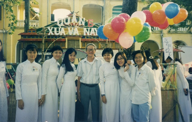 BTV Hoài Anh: “Điều tôi day dứt nhất là không gặp lại được thầy cô cũ” - 3
BTV Hoài Anh (thứ 3, từ trái sang phải) cùng thầy giáo và các bạn cùng lớp trong một sự kiện của trường thời còn học PTTH.
