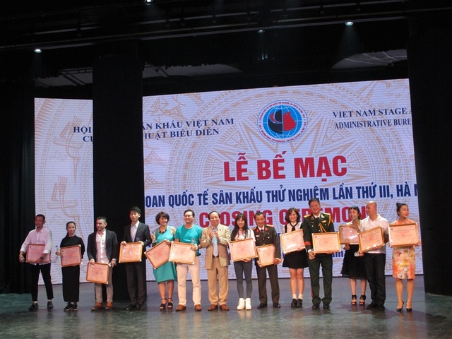Việt Nam đoạt 17 Huy chương Vàng tại Liên hoan sân khấu thử nghiệm - 2 Trao giải cho các cá nhân đoạt giải trong Liên hoan quốc tế sân khấu thử nghiệm. Ảnh: Thuý Hiền.