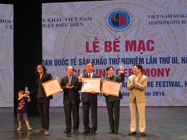 Việt Nam đoạt 17 Huy chương Vàng tại Liên hoan sân khấu thử nghiệm - 1 Thứ trưởng Vương Duy Biên và nhà thơ Hữu Thỉnh trao giải các các tác phẩm đạt giải. Ảnh: Thuý Hiền.