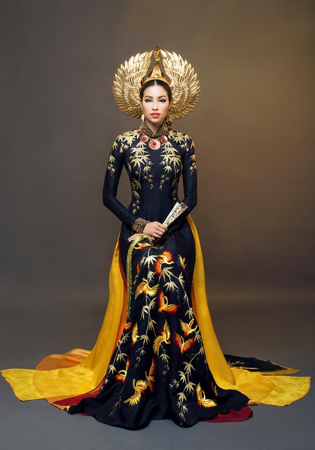 Những ngộ nhận sai lầm về trang phục dân tộc trên đấu trường nhan sắc - 2 Bộ trang phục dân tộc ấn tượng của Phạm Hương mang đi dự thi Miss Universe 2015. Ảnh: TL.