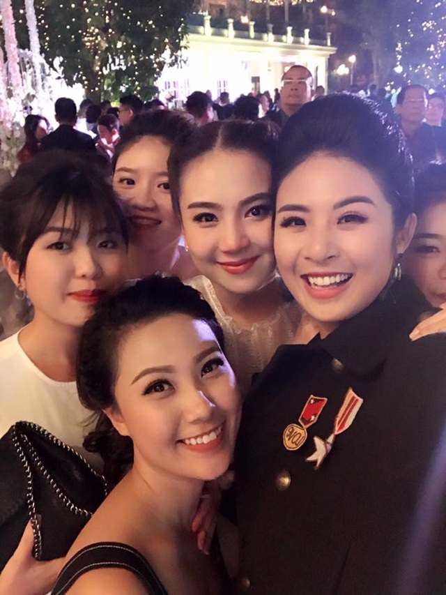 Đám cưới hoành tráng như sao Hollywood của “cô gái thời tiết” Mai Ngọc - 3 Mai Ngọc chụp ảnh với Hoa hậu Ngọc Hân và những người bạn trước khi bước vào giờ hành lễ.