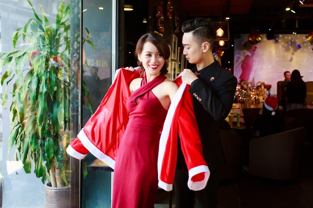 Slim V tiết lộ chuyện tình 3 năm với nghệ sĩ sáo Huyền Trang - 1 Slim V khoác áo cho bạn gái trước buổi giới thiệu sản phẩm âm nhạc.