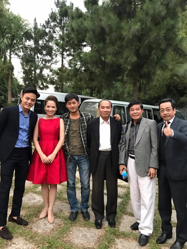 NSND Hoàng Dũng phải vào viện cấp cứu khi đang quay phim - 3 Đan Lê chụp ảnh chung với các diễn viên tham gia phim.