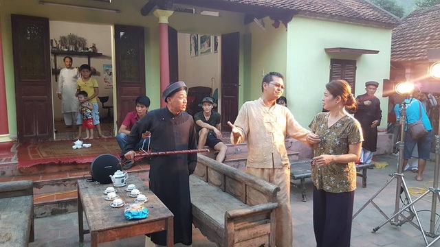 Nghịch lý hài Tết: càng nhiều đĩa lậu, càng “hốt” doanh thu - 3 Một cảnh trong hài Tết Làng ế vợ sắp phát hành. Ảnh: TBT.