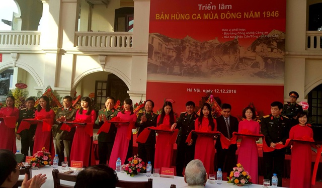 Triển lãm “Bản hùng ca mùa Đông năm 1946” - 1 BTC cắt băng khai mạc triển lãm.