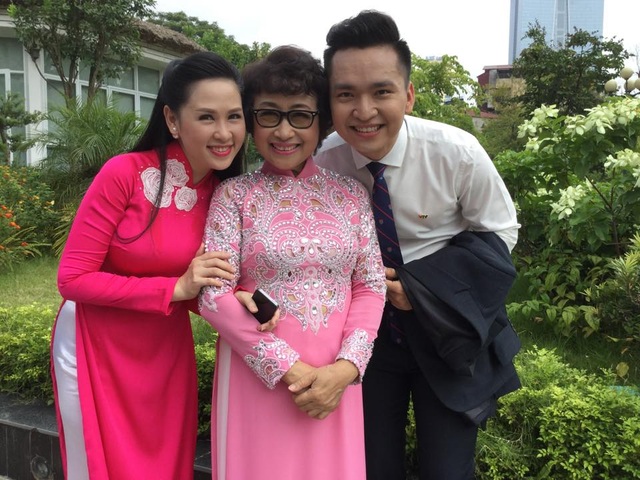 Nhan sắc “hoa hậu” của BTV sắp rời khỏi bản tin Thời sự 19h - 11 BTV Thuý Hằng, NSƯT Kim Tiến và MC Hạnh Phúc.