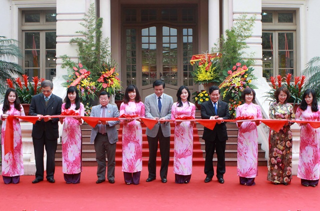 Những sự kiện văn hoá ấn tượng năm 2016 - 1 Lễ cắt băng khai mạc triển lãm “70 năm Quốc hội Việt Nam”. Ảnh: TL.