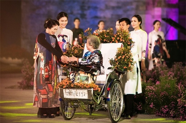 Những sự kiện văn hoá ấn tượng năm 2016 - 3 Vợ danh hoạ Bùi Xuân Phái, các nghệ sĩ gạo cội và hàng trăm người mẫu đã tham gia biểu diễn áo dài trong những ngày diễn ra sự kiện. Ảnh: TL.
