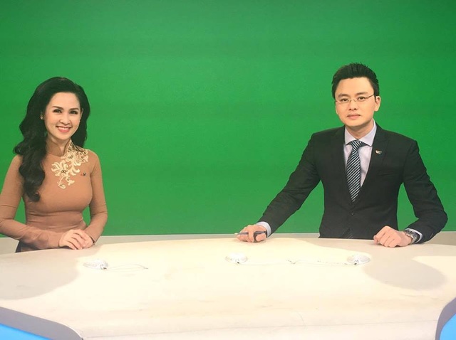 BTV xinh đẹp Thuý Hằng bất ngờ chia tay bản tin Thời sự 19h - 2 BTV Hữu Bằng khá buồn khi đây là lần cuối cùng anh được dẫn bản tin Thời sự cùng người đồng nghiệp xinh đẹp Thuý Hằng.