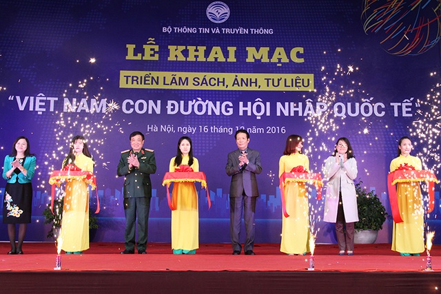 Triển lãm sách, ảnh, tư liệu “Việt Nam - Con đường hội nhập quốc tế” - 1 Thứ trưởng Hoàng Vĩnh Bảo cùng đại diện lãnh đạo các đơn vị cắt băng khai mạc Triển lãm. Ảnh: Thảo Anh.