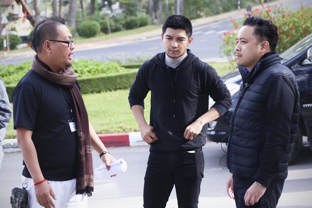 Victor Vũ âm thầm lên xứ lạnh làm phim cùng Vincent Wang - 8 Diễn viên Cường Seven gây ấn tượng mạnh với vẻ trầm tư đầy nam tính trên phim trường bộ phim của Victor Vũ.