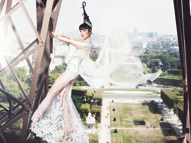 Jessica Minh Anh diễn thời trang trên sông Seine - Pháp - 3 Jessica Minh Anh diễn thời trang trên sông Seine - Pháp - 3