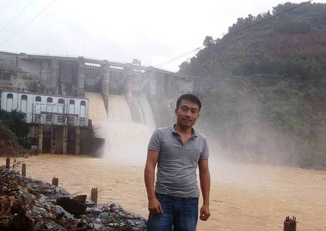 “Nói thủy điện Hố Hô xả lũ đúng quy trình là chối bỏ trách nhiệm!” - 1
Luật sư Phan Chiều trong một lần tới thăm Nhà máy thủy điện Hố Hô.