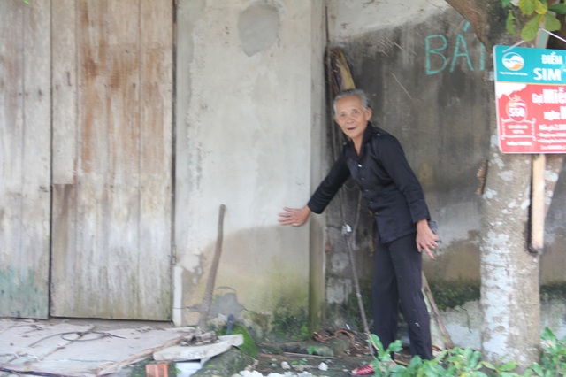 Hồ Kẻ Gỗ xả lũ: Căng mình đối phó mọi bất trắc - 3 Cụ bà Lê Thị Châu, xã Cẩm Thành chỉ mực nước lũ vừa rút. Cụ Châu lo ngại nhà của cụ sẽ lại bị nước bủa vây do hồ Kẻ Gỗ xả lũ.