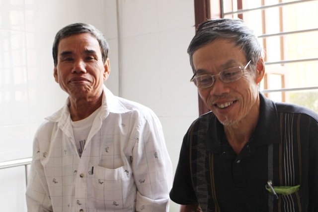 Y bác sĩ phòng khám đi “xin ăn” cho hàng chục bệnh nhân bị lũ cô lập - 4
Ông Thiện (bên phải) và ông Nhơn cảm động về tấm lòng của các y bác sĩ những ngày mưa lũ.
