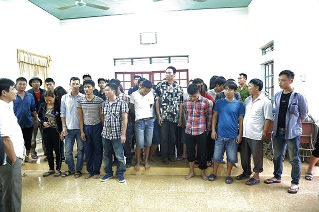 Triệt phá ổ bạc quy mô lớn, thu giữ hơn 300 triệu đồng và nhiều "hàng nóng" - 2 Các đối tượng bị bắt giữ (Ảnh Công an Hà Tĩnh)