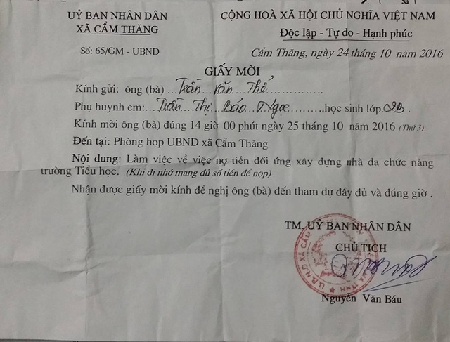 Bêu tên học sinh trên loa phóng thanh xã vì phụ huynh không đóng phí - 2 Tờ giấy mời họp kèm theo nội dung: Khi đi nhớ mang đủ số tiền để nộp