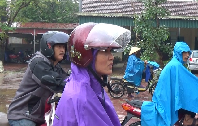 Bêu tên học sinh trên loa phóng thanh xã vì phụ huynh không đóng phí - 3 Chị Nguyễn Thị Châu cho rằng việc chính quyền xã bêu cả tên các con lên như thế là không được.