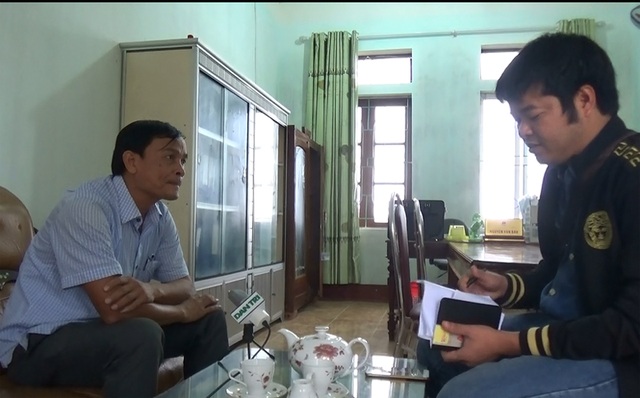 Bêu tên học sinh trên loa phóng thanh xã vì phụ huynh không đóng phí - 4 Ông Nguyễn Văn Báu (áo trắng), Chủ tịch xã Cẩm Thăng trả lời PV Dân trí về những vấn đề khiến người dân bức xúc thời gian qua.