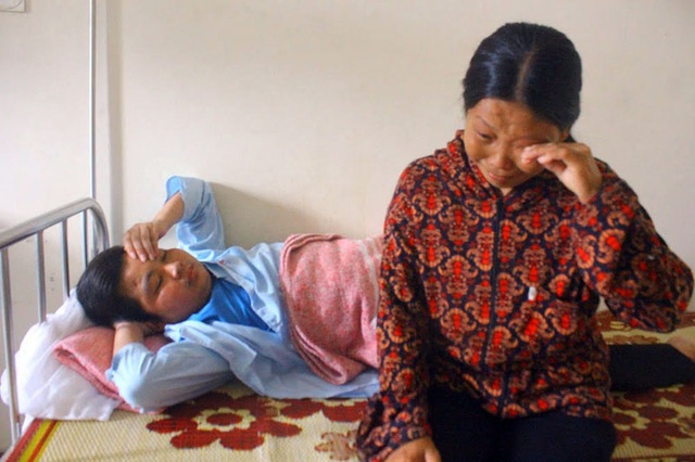 Thương người mẹ nghèo bệnh tật nuôi hai con trọng bệnh - 1 Ngồi bên đứa con thứ 3, cháu Đặng Sỹ Quân, SN 1995 đang nằm điều trị tại Bệnh viện Đa khoa Hà Tĩnh, chị Huệ lại rơi nước mắt về đứa con trai út đang nằm viện ở Hà Nội.
