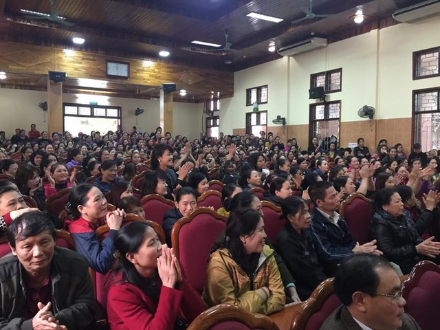 Tiểu thương chợ thành phố Hà Tĩnh ăn mừng sau khi đối thoại với Chủ tịch tỉnh - 1 Hàng ngàn tiểu thương tới tham dự buổi đối thoại