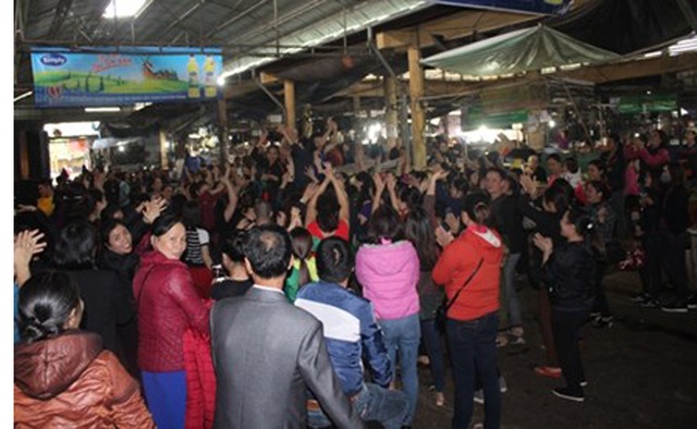 Tiểu thương chợ thành phố Hà Tĩnh ăn mừng sau khi đối thoại với Chủ tịch tỉnh - 4 Hàng trăm tiểu thương tổ chức hát múa, ăn mừng ngay trong chợ