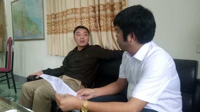 Tai nạn liên tiếp ở “ngã tư chết người”: "Quá thiếu trách nhiệm!" - 2
Ông Võ Trường Giang (áo đen) cho biết, kinh phí vận hành thắp sáng tại nút giao chết người không đáng kể, nhưng kiến nghị cấp kinh phí của Chi cục từ tháng 3/2016 đến nay vẫn chưa được Cục II và Tổng cục Đường bộ trả lời.