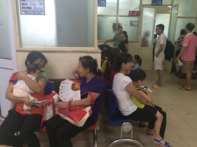 Ùn ùn trẻ nhập viện, bệnh hô hấp bước vào giai đoạn đỉnh điểm - 1 Bệnh nhi đến khám tại BV Nhi Trung ương. Ảnh: T.A