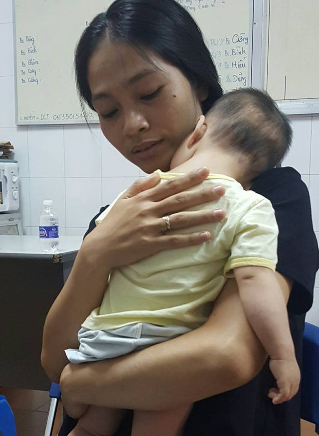 Mắc hội chứng hiếm gặp, cậu bé 1 tuổi khóc như tiếng mèo kêu - 1 Bé trai 1 tuổi, nặng chỉ 6kg mắc Hội chứng mèo kêu vô cùng hiếm gặp. Ảnh: H.Hải