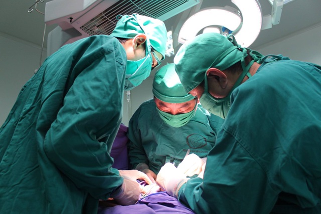 Dạ dày, lá lách “chui” lên lồng ngực khiến bé gái 1 ngày tuổi nguy kịch - 1 Ca mổ được tiến hành ngay 1 ngày sau sinh, nhưng phần lá lách, dạ dày chui lên lồng ngực bệnh nhi đã hoại tử, phải cắt bỏ. Ảnh: BS cung cấp.