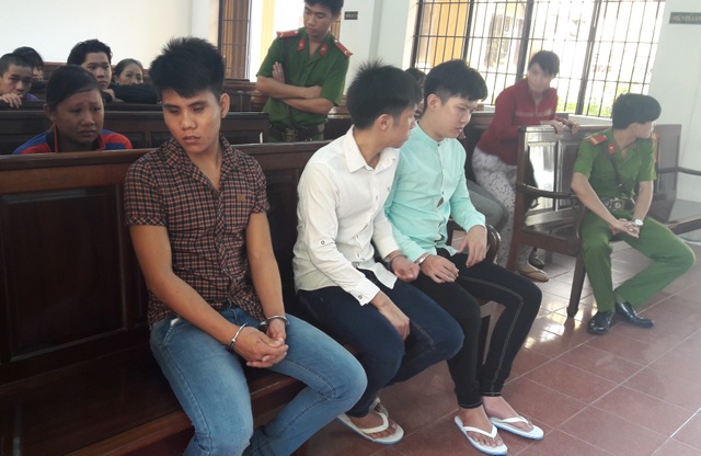 Bênh em, lao vào trường đánh bảo vệ, dọa giết giáo viên - 1 Các bị cáo tại phiên tòa