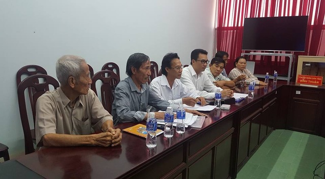 Thương lượng bất thành, ông Huỳnh Văn Nén ra tòa đòi bồi thường oan sai - 1 Ông Huỳnh Văn Nén cùng các luật sư trong buổi thương lượng lần thứ 4 (ảnh luật sư Quynh)
