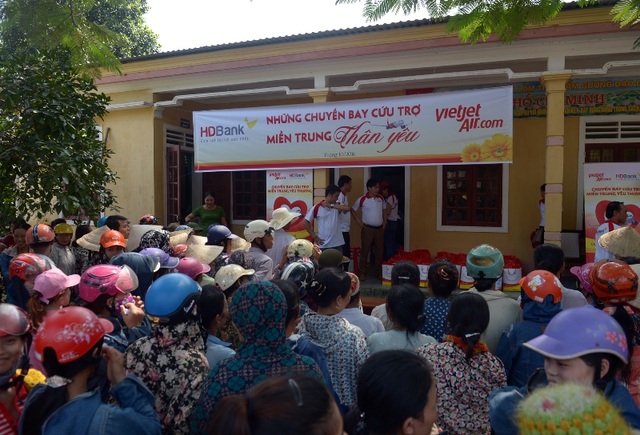 HDBANK và VIETJET chia sẻ với dân nghèo vùng lũ - 1 HDBANK và VIETJET chia sẻ với dân nghèo vùng lũ - 1