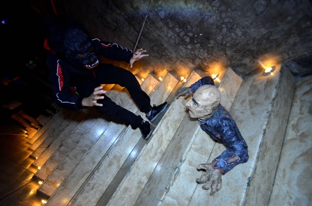 Huyền ảo đêm Halloween ở Sài Gòn - 1 Tạo dáng với mô hình trang trí.