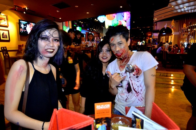 Huyền ảo đêm Halloween ở Sài Gòn - 10 Dường như không có ranh giới giữa người phục vụ và khách tham gia