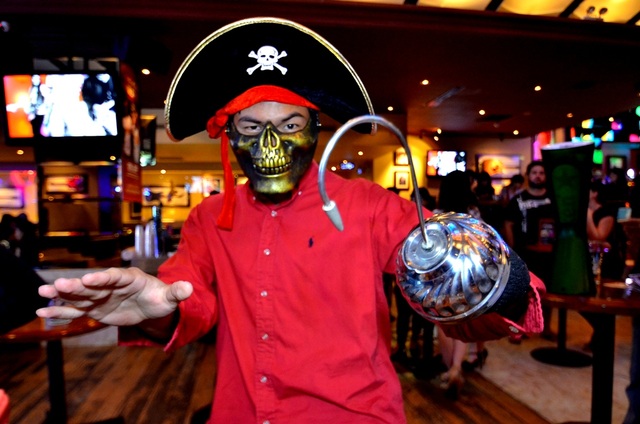 Huyền ảo đêm Halloween ở Sài Gòn - 11 Cướp biển với chiếc cùm tay tự chế.