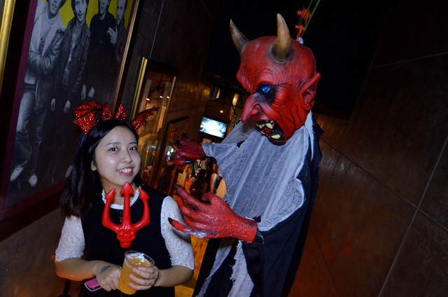 Huyền ảo đêm Halloween ở Sài Gòn - 12 Thiên thần và ác quỷ