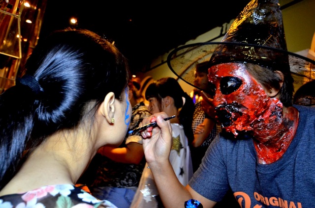 Huyền ảo đêm Halloween ở Sài Gòn - 8 Nhân viên hóa trang cũng rất khéo léo trang trí gương mặt của mình
