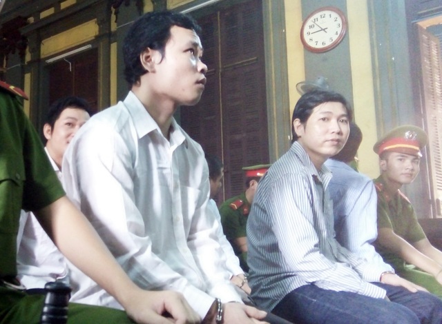Dùng cờ lê đánh chết bạn thuyền vì mâu thuẫn trong lúc bắt cá - 1 Bị cáo Nam (áo trắng bìa trái) tại phiên tòa