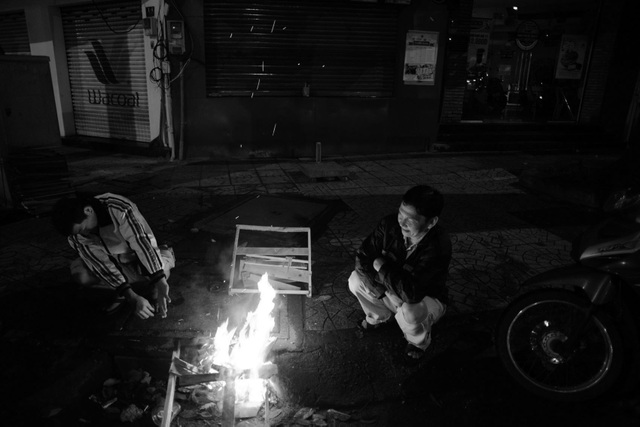 Hình ảnh lạ: Người Sài Gòn cũng đốt lửa sưởi ấm trong đêm - 1
Hai ông Tới và Xỉn (55 tuổi) đã có 30 năm chạy xe ôm ở Sài Gòn. Chạy xe ban đêm ở vòng xoay Dân Chủ, 2 ông phải kiếm củi đốt để sưởi ấm trong lúc chờ khách.