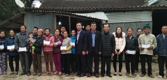 Hà Tĩnh: Giúp 15 gia cảnh khó khăn vùng rốn lũ xã Phương Điền - 1 Nhà báo Duy Thảo, Trưởng VP đại diện Báo Dân trí Bắc miền Trung cùng đại diện cán bộ, đoàn viên Công đoàn Cảng vụ Hàng Hải Hà Tĩnh trực tiếp trao 15 suất quà (mỗi suất 1 triệu đồng) giúp bà con vùng lũ