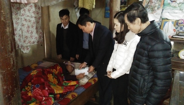 Hà Tĩnh: Giúp 15 gia cảnh khó khăn vùng rốn lũ xã Phương Điền - 2 Đoàn đã về trao tận gia đình ông Nguyễn Đức Thanh, xóm 6, xã Phương Điền có hoàn cảnh vợ bị đau yếu nằm liệt giường
