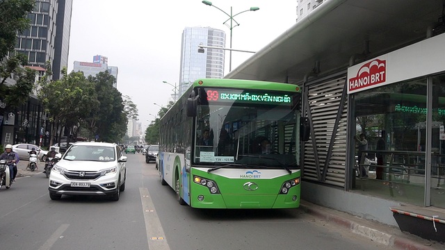 Buýt nhanh BRT chạy thử trên đường phố Hà Nội - 1
Sáng 20/12, Sở GTVT Hà Nội đã cho chạy thử tuyến buýt BRT số 99, lộ trình từ Kim Mã đến bến xe Yên Nghĩa.