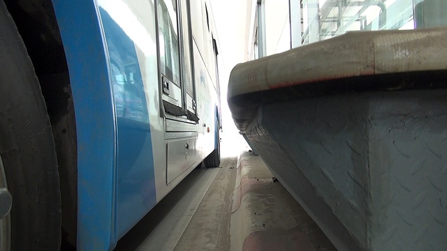 Buýt nhanh BRT chạy thử trên đường phố Hà Nội - 10
Do cảm biến giữa xe và nhà chờ tự động kết nối nên đòi hỏi lái xe phải điều khiển rất chính xác, đảm bảo cửa xe vào đúng vị trí cầu lên xuống của nhà chờ.
