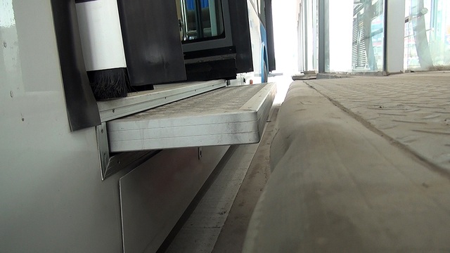 Buýt nhanh BRT chạy thử trên đường phố Hà Nội - 11 Sàn xe và nhà chờ được kết nối với nhau bởi một sàn đỡ tự động mở ra mỗi khi cửa mở.