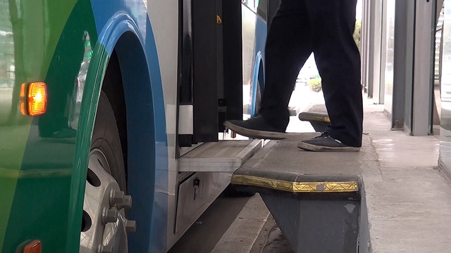 Buýt nhanh BRT chạy thử trên đường phố Hà Nội - 12 Hành khách khi đi xe không còn phải lo lắng bước hẫng chân khi lên xuống xe.
